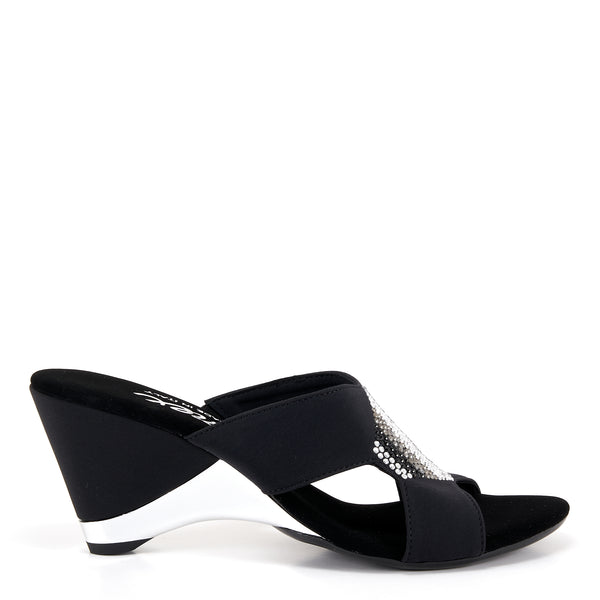 Antonia  / Black
